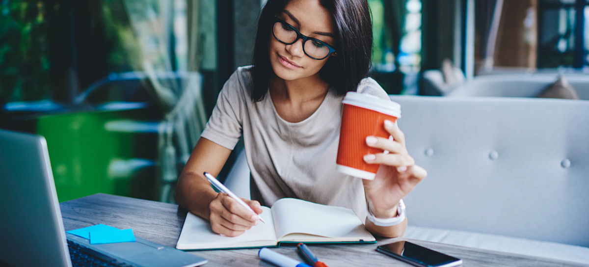 喝咖啡的人背景图片