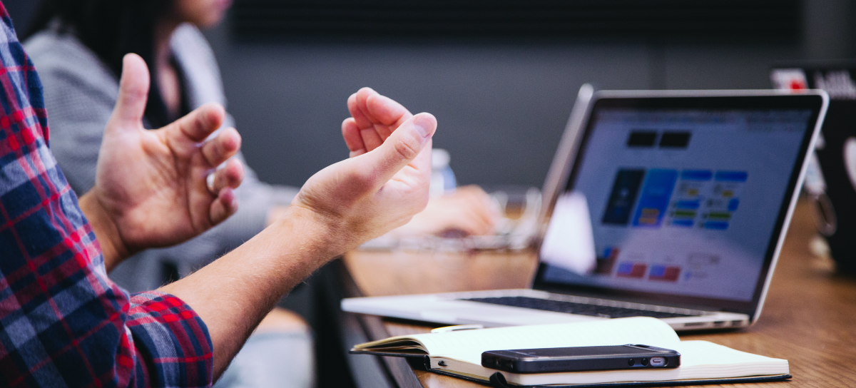 喝咖啡的人背景图片